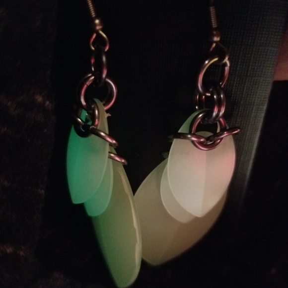 Glow in dark scale dangle earrings - Picture 4 of 4
